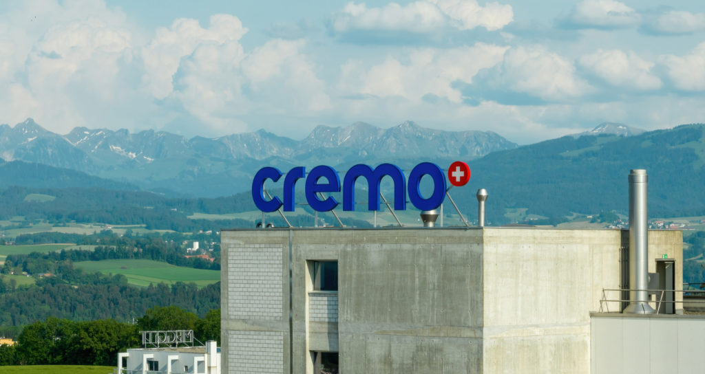 Bâtiment Cremo avec montagne en arrière plan